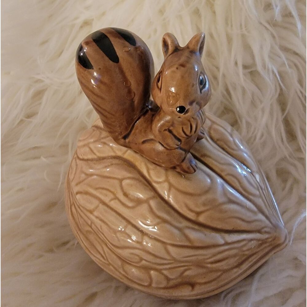 🆕️🐿Vintage Armbee Squirrel on a Walnut Nut/Candy Dish (Japan)